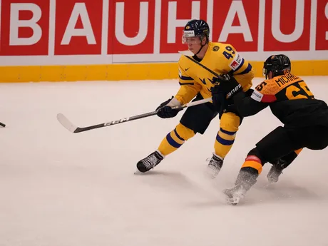 Fabian Zetterlund a Marc Michaelis počas zápasu Nemecko - Švédsko na MS v hokeji 2024. 