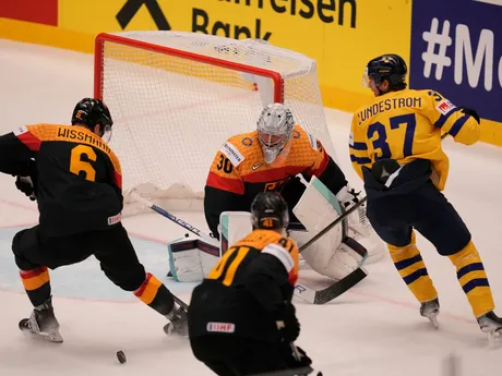Philipp Grubauer a Isac Lundestrom počas zápasu Nemecko - Švédsko na MS v hokeji 2024. 