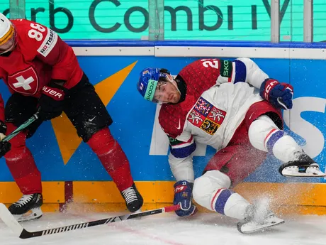 Christoph Bertschy a Lukáš Sedlák v zápase Švajčiarsko - Česko na MS v hokeji 2024. 