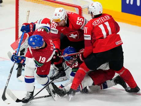 Sven Senteler a Lukáš Sedlák v zápase Švajčiarsko - Česko na MS v hokeji 2024