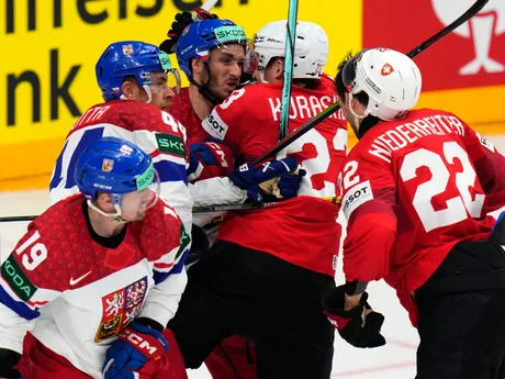 Ondrej Beráínek a Philipp Kurashev v zápase Švajčiarsko - Česko na MS v hokeji 2024