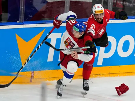 Roman Josi a Dominik Kubalík v zápase Švajčiarsko - Česko na MS v hokeji 2024