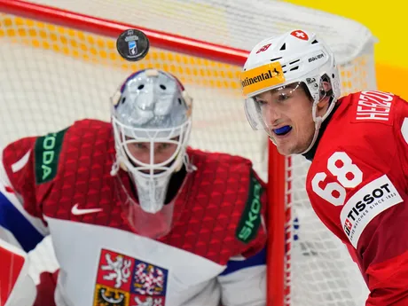 Fabrice Herzog a Lukáš Dostál v zápase Švajčiarsko - Česko na MS v hokeji 2024