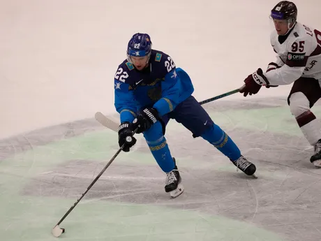 Kirill Panyukov (Kazachstan) a Oskars Batna (Lotyšsko) v zápase Kazachstan - Lotyšsko na MS v hokeji 2024.