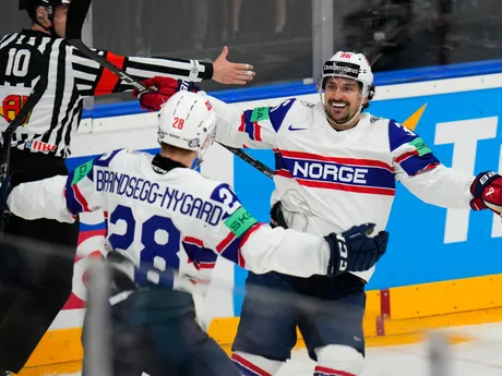 Nórski hokejisti Michael Brandsegg-Nygard (vľavo) a Mats Zuccarello sa tešia z gólu v zápase Dánsko - Nórsko na MS v hokeji 2024.
