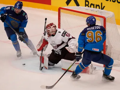 Brankár Lotyšska Kristers Gudlevskis v zápase Kazachstan - Lotyšsko na MS v hokeji 2024.