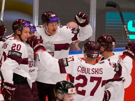 Radosť hráčov Lotyšska v zápase Kazachstan - Lotyšsko na MS v hokeji 2024.