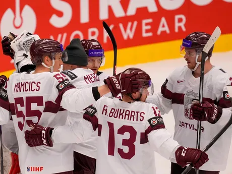 Radosť hráčov Lotyšska v zápase Kazachstan - Lotyšsko na MS v hokeji 2024.