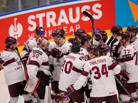 Hokejisti Lotyšska oslavujú triumf v zápase Kazachstan - Lotyšsko na MS v hokeji 2024.