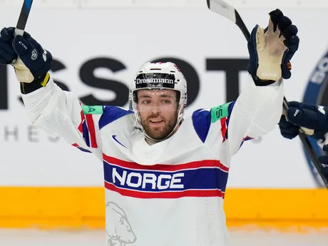 Nórsky hokejista Eirik Salsten v zápase Dánsko - Nórsko na MS v hokeji 2024.