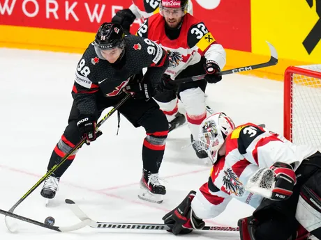Kanadský útočník Connor Bedard v zápase Kanada - Rakúsko na MS v hokeji 2024.
