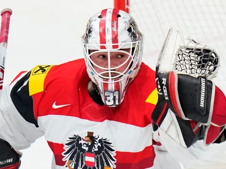 Rakúsky brankár David Madlener v zápase Kanada - Rakúsko na MS v hokeji 2024.