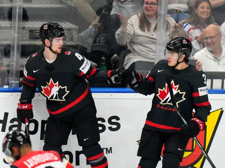 Radosť hokejistov Kanady v zápase Kanada - Rakúsko na MS v hokeji 2024.