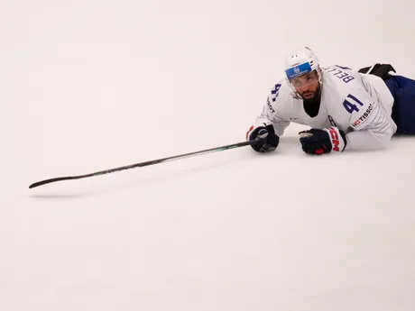 Francúzsky hokejista Pierre-Edouard Bellemare v zápase Poľsko - Francúzsko na MS v hokeji 2024.