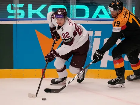 Lotyšský hokejista Felikss Gavars v zápase Nemecko - Lotyšsko na MS v hokeji 2024.