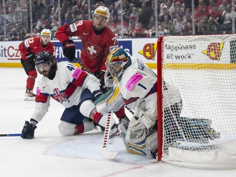 Švajčiarsky brankár Calvin Thuerkauf v zápase Švajčiarsko - Veľká Británia na MS v hokeji 2024.