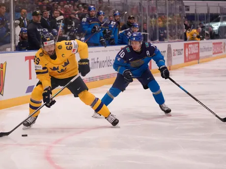 Erik Karlsson a Nikita Mikhailis počas zápasu Kazachstan - Švédsko na MS v hokeji 2024. 