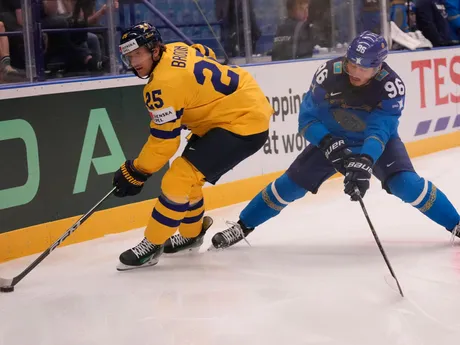 Jonas Brodin a Alikhan Assetov počas zápasu Kazachstan - Švédsko na MS v hokeji 2024. 