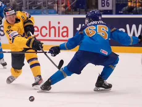 Lucas Raymomd a Samat Daniyar počas zápasu Kazachstan - Švédsko na MS v hokeji 2024. 