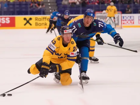 Lucas Raymomd a Madi Dikhanbek počas zápasu Kazachstan - Švédsko na MS v hokeji 2024. 