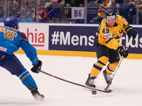 Fabian Zetterlund a Alikhan Assetov počas zápasu Kazachstan - Švédsko na MS v hokeji 2024. 