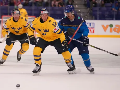 Max Friberg a Alikhan Omirbekov počas zápasu Kazachstan - Švédsko na MS v hokeji 2024. 