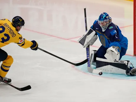 Nikita Boyarkin, a Lucas Raymond počas zápasu Kazachstan - Švédsko na MS v hokeji 2024. 