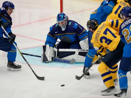 Nikita Boyarkin a Isac Lundestrom počas zápasu Kazachstan - Švédsko na MS v hokeji 2024. 