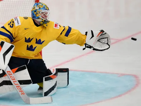 Samuel Ersson počas zápasu Kazachstan - Švédsko na MS v hokeji 2024. 