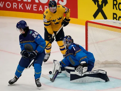 Nikita Boyarkin a Fabian Zetterlund počas zápasu Kazachstan - Švédsko na MS v hokeji 2024. 