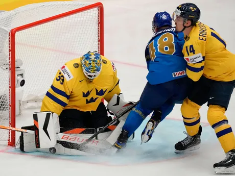 Samuel Ersson a Roman Starchenko počas zápasu Kazachstan - Švédsko na MS v hokeji 2024. 