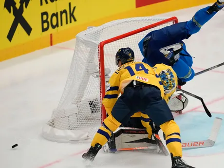 Samuel Ersson a Roman Starchenko počas zápasu Kazachstan - Švédsko na MS v hokeji 2024. 