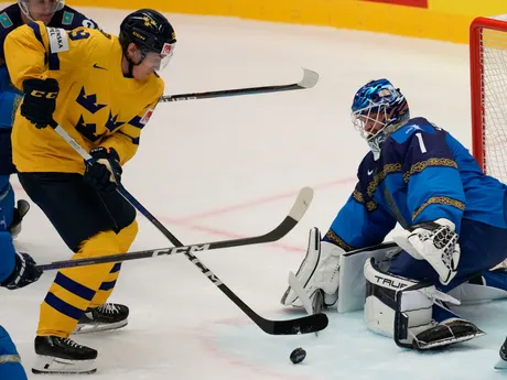 Nikita Boyarkin a Pontus Holmberg počas zápasu Kazachstan - Švédsko na MS v hokeji 2024. 