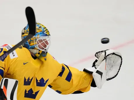 Samuel Ersson počas zápasu Kazachstan - Švédsko na MS v hokeji 2024. 
