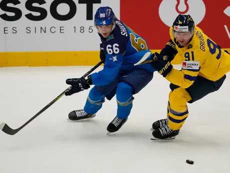 Nikolay Shulga a Carl Grundstrom počas zápasu Kazachstan - Švédsko na MS v hokeji 2024. 