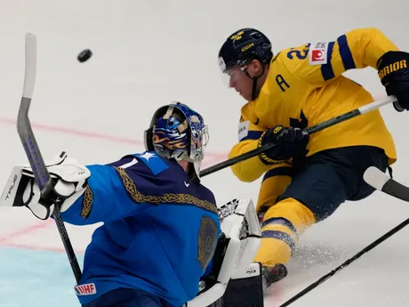 Nikita Boyarkin a Lucas Raymond počas zápasu Kazachstan - Švédsko na MS v hokeji 2024.