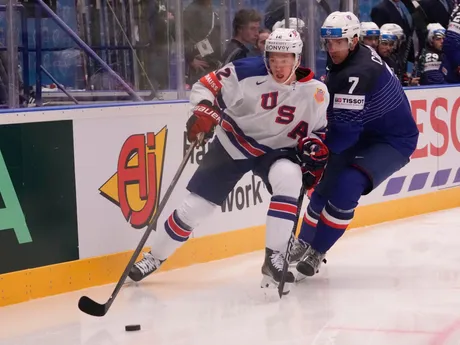 Matt Boldy a Pierre Crinon počas zápasu USA - Francúzsko na MS v hokeji 2024. 