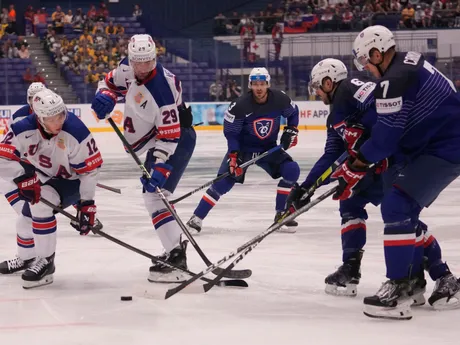 Matt Boldy, Brock Nelson, Vincent Llorca a Pierre Crinon počas zápasu USA - Francúzsko na MS v hokeji 2024. 