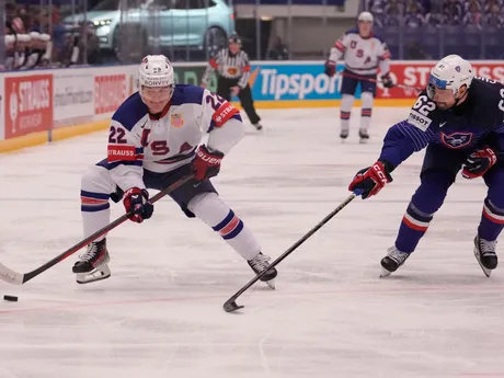 Cole Caufield a Florian Chakiachvili počas zápasu USA - Francúzsko na MS v hokeji 2024. 