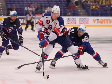 Brady Tkachuk a Baptiste Bruche počas zápasu USA - Francúzsko na MS v hokeji 2024. 