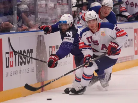Shane Pinto a Thomas Thiry počas zápasu USA - Francúzsko na MS v hokeji 2024. 