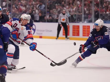 Jake Sanderson a Charles Bertrand počas zápasu USA - Francúzsko na MS v hokeji 2024. 