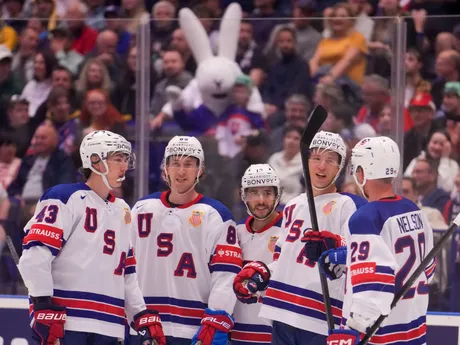 Matt Boldy oslavuje so spoluhráčmi gól počas zápasu USA - Francúzsko na MS v hokeji 2024. 