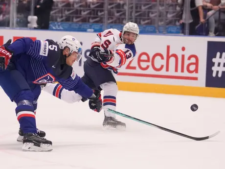 Johnny Gaudreau a Enzo Guebey počas zápasu USA - Francúzsko na MS v hokeji 2024. 