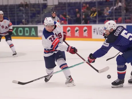 Cole Caufield a Enzo Guebey počas zápasu USA - Francúzsko na MS v hokeji 2024. 