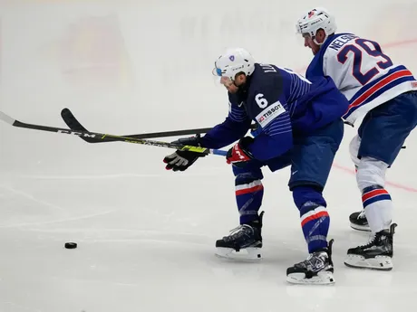 Vincent Llorca a Brock Nelson počas zápasu USA - Francúzsko na MS v hokeji 2024. 