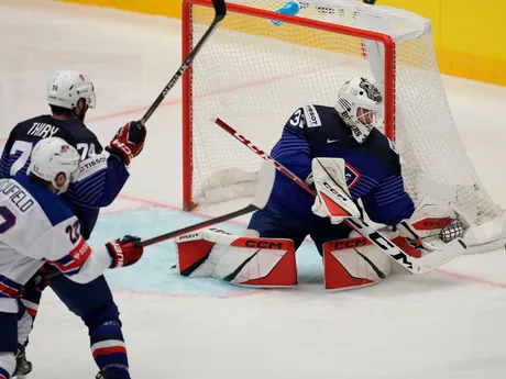 Quentin Papillon a Cole Caufield počas zápasu USA - Francúzsko na MS v hokeji 2024. 