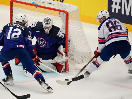Joel Farabee a Quentin Papillon počas zápasu USA - Francúzsko na MS v hokeji 2024. 