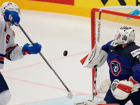 Quentin Papillon a Trevor Zegras počas zápasu USA - Francúzsko na MS v hokeji 2024. 