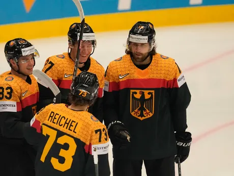 Maksymilian Szuber oslavuje gól so spoluhráčmi počas zápasu Nemecko - Kazachstan na MS v hokeji 2024.